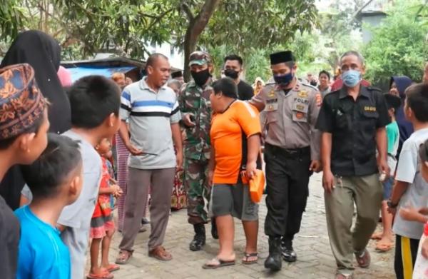 18- bocah korban bully Rizal (12) bocah penjual jalangkote yang di-bully sekelompok pemuda di Pangkep disambut sukacita warga sepulangnya dari kantor polisi. (Foto: iNews/Saharuddin)