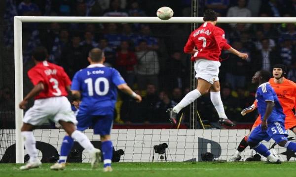 Ronaldo Goal Cristiano Ronaldo mencetak gol ke gawang Chelsea di final Liga Champions 2008 (foto: sportsmole)