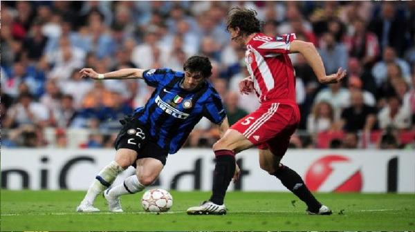 Bayern vs Inter 2 Penyerang Inter Milan, Diego Milito, berusaha mengecoh bek Bayern Munchen, Daniel van Buyten (foto: FIFA)