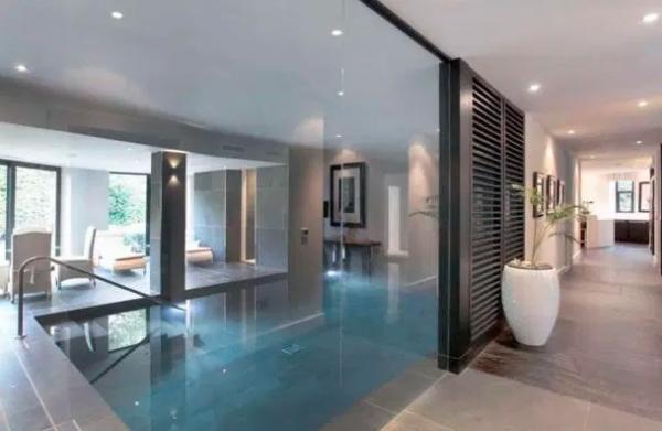Kolam renang Pogba Kolam renang jadi salah satu fasilitas di rumah mewah Paul Pogba. (Foto: The Sun)