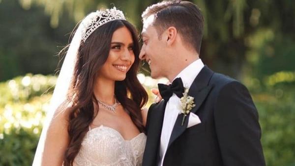 Mesut Ozil dan istri Mesut Ozil (kanan) saat menikahi Amine Gulse. (Foto: Sky Sports)