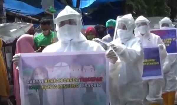 23 Perawat Pangkep2 Puluhan perawat Rumah Sakit Batara Siang Kabupaten Pangkep, Sulawesi Selatan longmars ke pasar-pasar tradisional, Sabtu (23/5/2020). (Foto: iNews/Saharuddin)