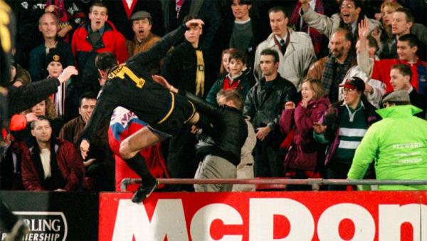 Cantona Kungfu Eric Cantona melayangkan tendangan kungfu ke arah fans Crystal Palace. (Foto: The Sun)