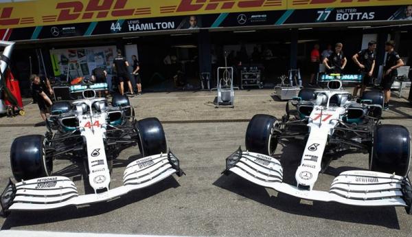 2 Mercedes AMG W10