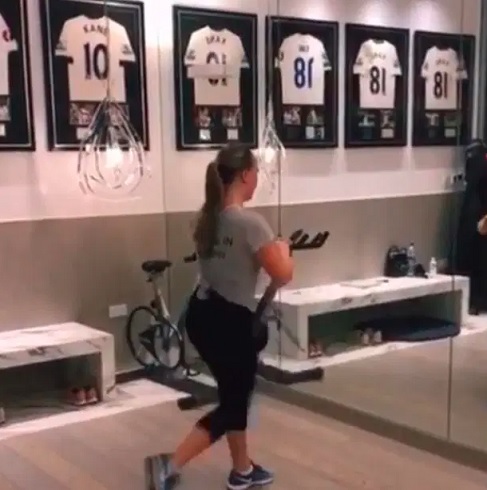 Gym Harry Kane Istri Harry Kane sedang melakukan latihan di gym. (Foto: The Sun)