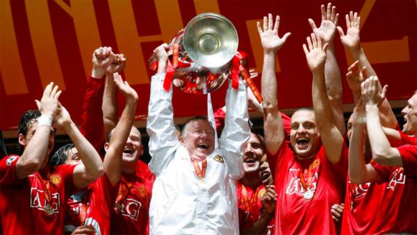 Sir Alex Ferguson juara UCL Pelatih Manchester United Sir Alex Ferguson mengangkat trofi Liga Champions 2007/2008 usai menang atas Chelsea di Stadion Luzhniki, Moskow, 21 Mei 2008. (Foto: UEFA)
