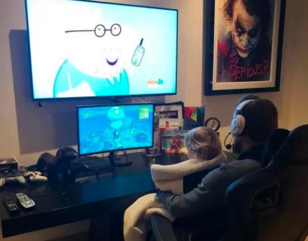 Video Game Harry Kane Harry Kane main games di gua kecil di dalam rumahnya. (Foto The Sun)