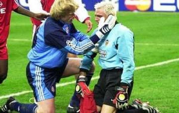Oliver Kahn Kiper Bayern Munchen, Oliver Kahn, menghibur kiper Valencia, Santiago Canizares, yang bersedih usai kalah di final Liga Champions (foto: UEFA)