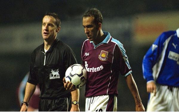 Paulo Di Canio Paolo Di Canio melakukan aksi sportif saat jumpa Everton di Premier League (foto: MSN)