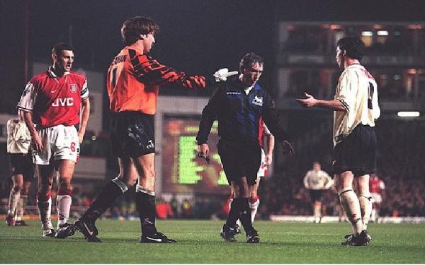 Robbie Fowler 3 Robbie Fowler menolak keputusan wasit memberikan tendangan penalti karena merasa tidak dilanggar saat jumpa Arsenal (foto: Dailymail)