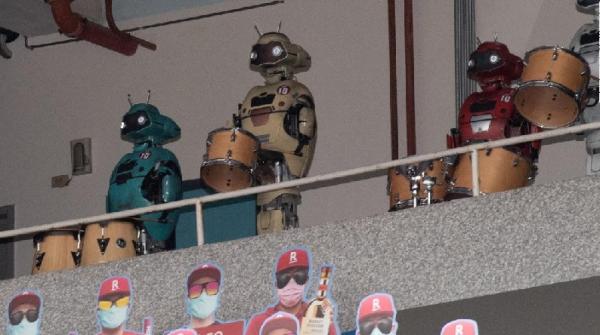 Robot Drummer Robot drummer dipakai untuk menghidupkan atmosfer pertandingan di stadion (foto: Summarize)