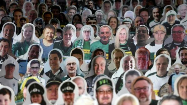 Suporter Kardus Borussia Monchengladbach memasang suporter kardus di stadion (foto: YahooNews)
