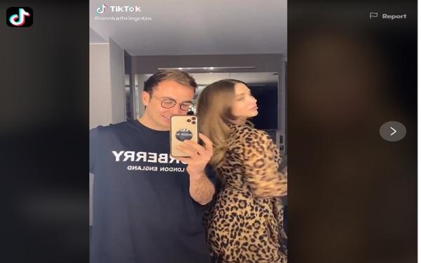 Mario Gotze membuat video TikTok bersama istrinya Ann-Kathrin Bommel (foto: TikTok)