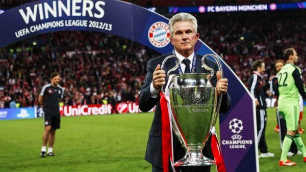 Heynckes Liga Champions Jupp Heynckes angkat trofi Liga Champions bersama Bayern Munchen pada 2013. (Foto: Sportbuzzer)