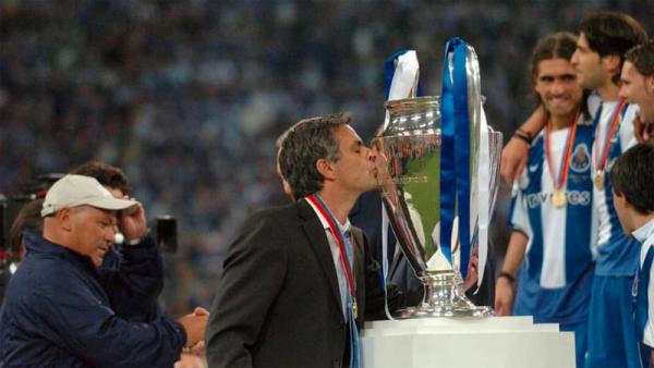 Mourinho Liga Champions Jose Mourinho mencium trofi Liga Champions saat kampiun bersama FC Porto pada 2004. (Foto: Pinterest)