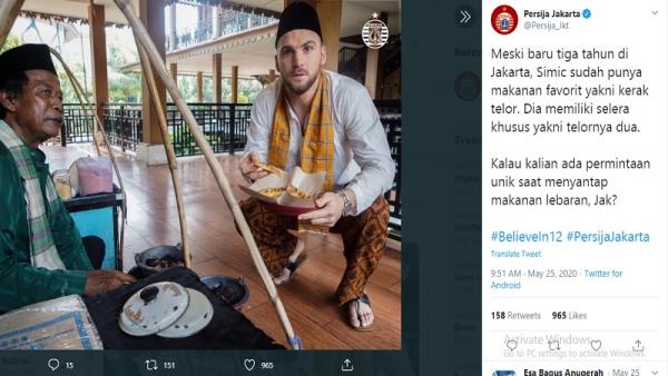 Simic Marco Simic menikmati makanan khas betawi favoritnya yakni kerak telor sambil jongkok (foto: Twitter)