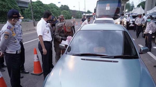 Gubernur DKI Jakarta Anies Baswedan mengecek langsung pemantauan SIKM di check point Tol Karawang Timur Km 47, Rabu (27/5/2020). (Foto: Instagram).