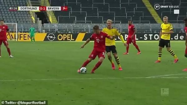 Kimmich 1 Pemain Bayern Munchen, Joshua Kimmich, melepaskan sepakan cungkil dari depan kotak penalti Borussia Dortmund, Selasa (26/5/2020) kemarin (foto: Twitter)