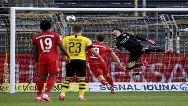 Kimmich 2 Bola sepakan cungkil Joshua Kimmich tak mampu dijangkau kiper Borussia Dortmund, Roman Burki (foto: BBC)