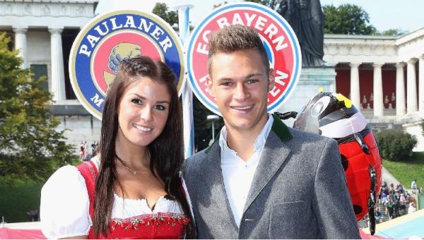 Kimmich dan Lina Meyer 3 Joshua Kimmich dan kekasihnya Lina Meyer dalam acara perayaan juara Bayern Munchen