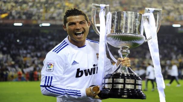 Messi vs Ronaldo 2 Cristiano Ronaldo meraih gelar Copa Del Rey 2011 bersama Real Madrid setelah di final mengalahkan Barcelona (foto: Twitter)