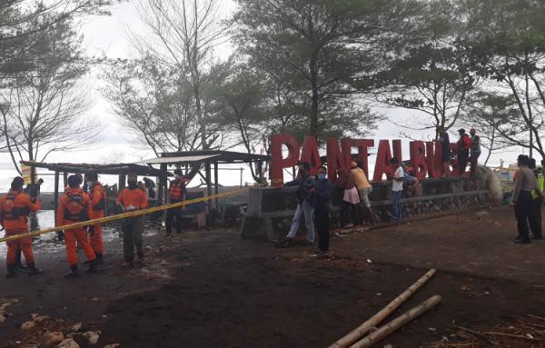 Pantai Bugel Sejumlah wisatawan padati Panti Bugel di Kulonprogo untuk melihat gelombang tinggi. Foto: Kuntadi/iNews.id