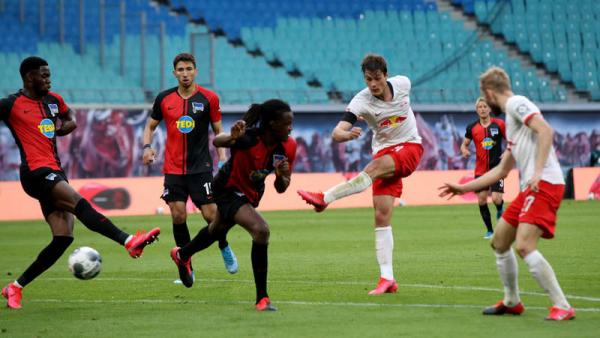 RB Leipzig Vs Hertha Berlin Bundesliga Striker RB Leipzig Patrik Schick (tengah) melepaskan tendangan ke gawang Hertha Berlin pada pekan ke-28 Bundesliga di Red Bull Arena, Rabu (27/5/2020) malam WIB. (Foto: AFP)