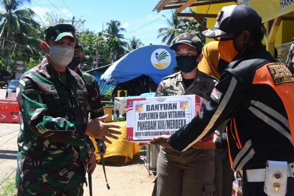 Pangdam XIII Merdeka berikan bantuan Pangdam XIII Merdeka berikan bantuan buat para petugas perbatasan (Foto : iNews.id/Pendam Merdeka)
