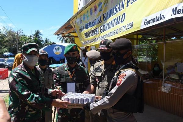 Pangdam XIII Merdeka berikan bantuan para petugas Pangdam XIII Merdeka berikan bantuan buat para petugas yang jaga perbatasan