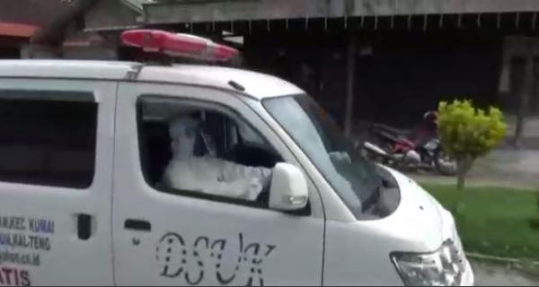Letda Laut P Soleh Rio mengemudikan mobil ambulans jemput warga untuk tes swab. (Foto tangkapan layar video Antara)