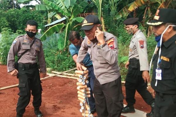 Petugas Polsek Pekalongan Selatan mengamankan petasan yang belum sempat disulut warga dalam perayaan Syawalan, Minggu (31/5/2020). (Foto: iNews/Suryono Sukarno)