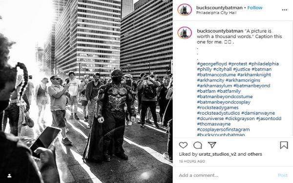 Batman 2 Cosplay Batman di tengah demonstrasi antirasial di Philadelphia (foto: Instagram)