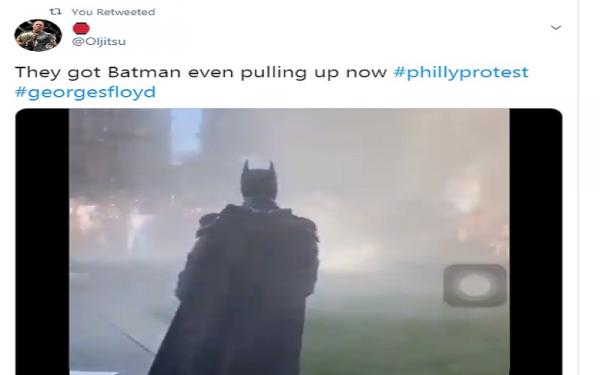 Batman 3 Batman hadir di tengah aksi demonstrasi antirasial di depan Philadelphia City Hall, Minggu (31/5/2020) kemarin (foto: Twitter)