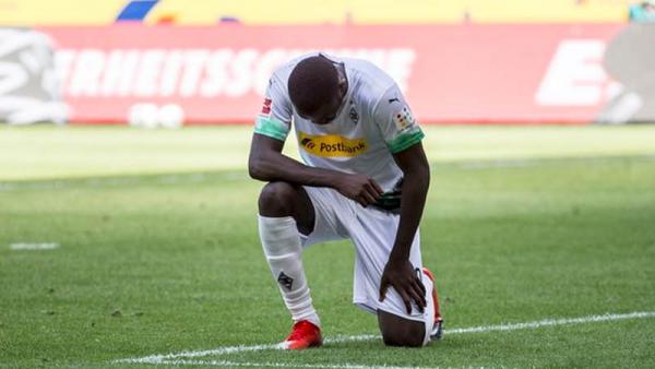 Marcus Thuram Pemain Borussia Monchengladbach Marcus Thuram melakukan selebrasi gol sebagai penghormatan kepada George Floyd. (Foto: Mirror)