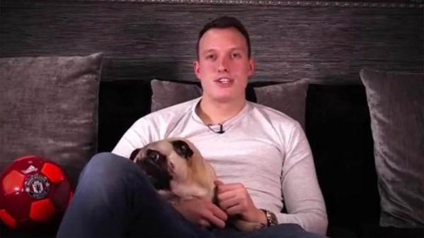 Bek Manchester United, Phil Jones, berfoto bersama anjing peliharaannya (foto: The Sun)