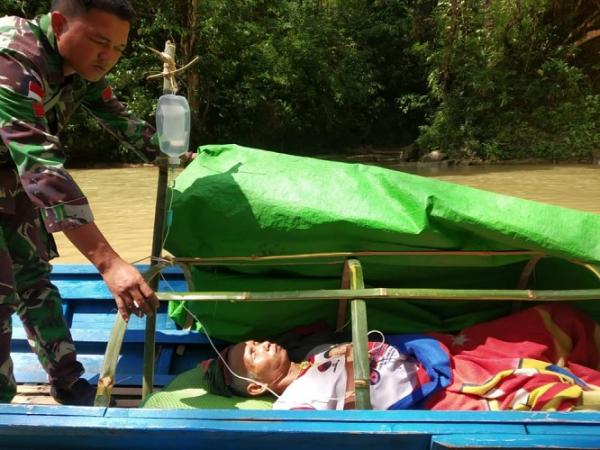 Satgas Yonif 641 mengevakuasi lansia stroke di Entikong dengan menyusuri Sungai Sekayam selama 6 jam. (Foto: Dispenad)