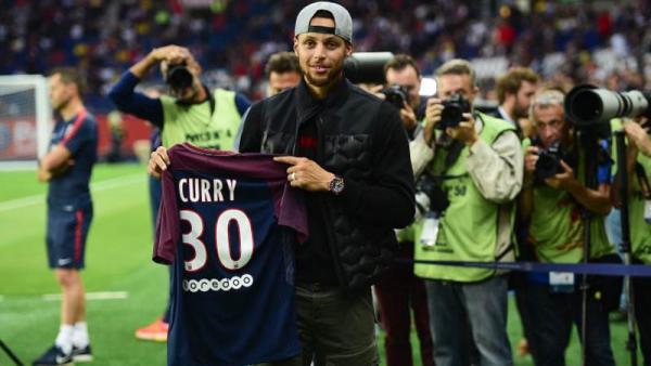 Pebasket Stephen Curry menunjukkan jersey PSG yang didapatnya. (Foto: TV5Monde)