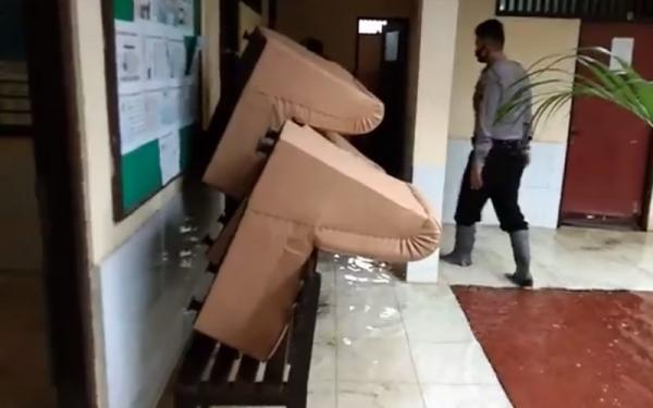 Kondisi Polsek Pekalongan Utara Kondisi Polsek Pekalongan Utara terendam banjir Rob, Selasa (2/6/2020). (Foto: iNews/Suryono Sukarno)