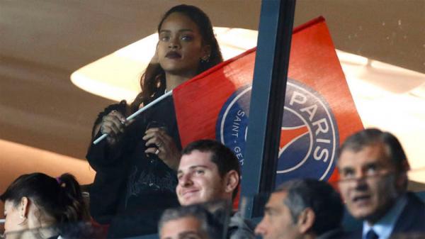 Rihanna pernah tertangkap kamera ikut mendukung PSG di Parc des Princes. (Foto: Pinterest)