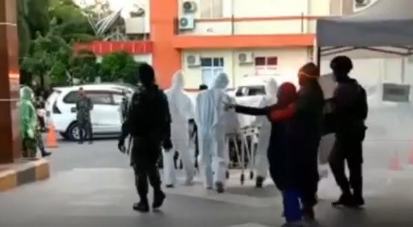 3 Pdp Corona2 Anak korban menangis histeris dan ditenangkan petugas menolak jenazah ibunya dimakamkan sesuai protokol Covid-19. (Foto: iNews/Bugma)