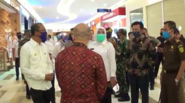 Wali Kota Palembang Harnojoyo di mal (Erwin Setiawan/iNews)