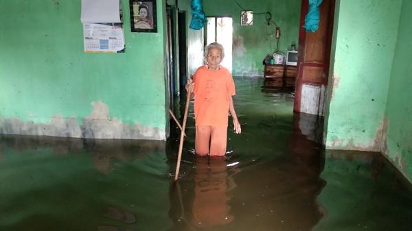 banjir rob di pekalongan2 Warga menujukkan kondisi rumahnya yang digenangi banjir rob di Kota Pekalongan, Jateng, Jumat (5/6/2020). (Foto: iNews/Suryono Sukarno)