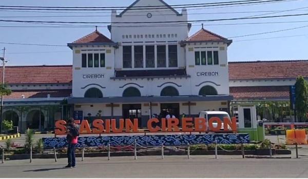 Stasiun Cirebon Stasiun Cirebon. (Foto iNews/Miftahudin).