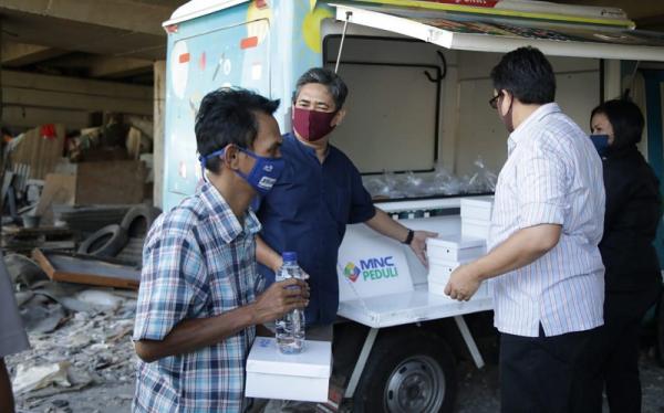 MNC Peduli dan PT PPA menyalurkan bantuan makanan boks kepada warga yang tinggal di kolong  jalan layang di Tanjung Priok, Jakarta Utara, Sabtu (6/6/2020). (Foto: MNC Peduli)