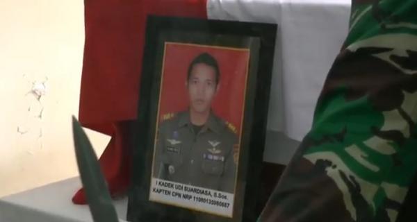 Kapten Kadek korban Helikopter jatuh di Kendal Jenazah Kapten Kadek korban Helikopter TNI AD jatuh di Kendal akan dimakamkan di Bali. (Foto: iNews.id/Wisnu Wardhana)