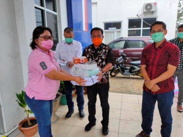 Partai Perindo Menyerahkan Bantuan APD ke Puskes Partai Perindo Menyerahkan Bantuan APD kepada MM-HH di Puskesmas