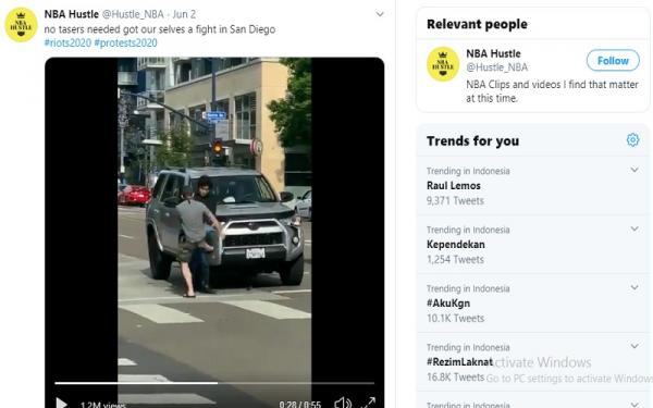Video Viral Pemuda Indonesia Pria berkemeja hitam diklaim berasal dari Indonesia pukul jatuh pelaku rasisme di Amerika Serikat (foto: Twitter)