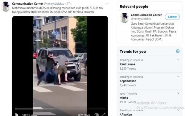 Video Viral Pemuda Indonesia 1 Seorang pemuda berkemeja hitam diklaim asal Indonesia hajar pelaku rasisme di Amerika Serikat (foto: Twitter)