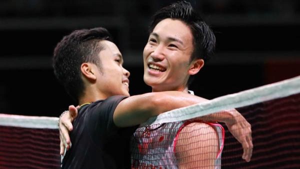 Anthony Sinisuka Ginting (kiri) memeluk Kento Momota di salah satu duel. (Foto: PBSI)