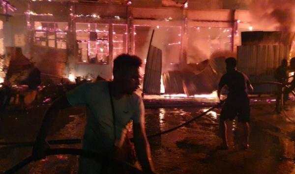 Warga bersama TNI-Polri berupaya memadamkan api yang membakar Hotel Tabita di Distrik Sentani, Jayapura. (Foto: iNews)